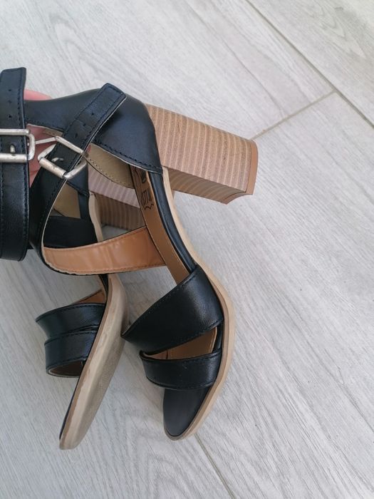 Sandale piele mărimea 35 cu interiorul de 22.5 cm