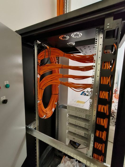 Instalare/Cablare/Aranjare Cabluri in rack date