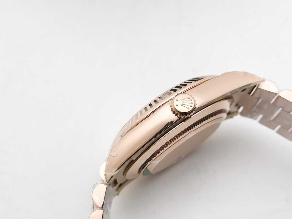 Rolex Day-Date 40 – розово злато, Roman циферблат, President гривна – реални снимки