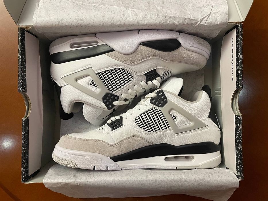 Фирменные кроссовки