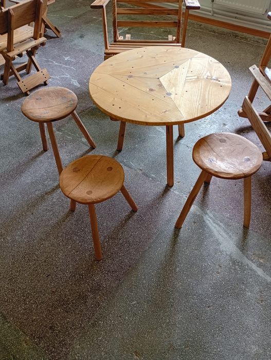 Oferim mobilier rustic din lemn, lucrat manual  mese, scaune, șezlonguri și scaune rabatabile.