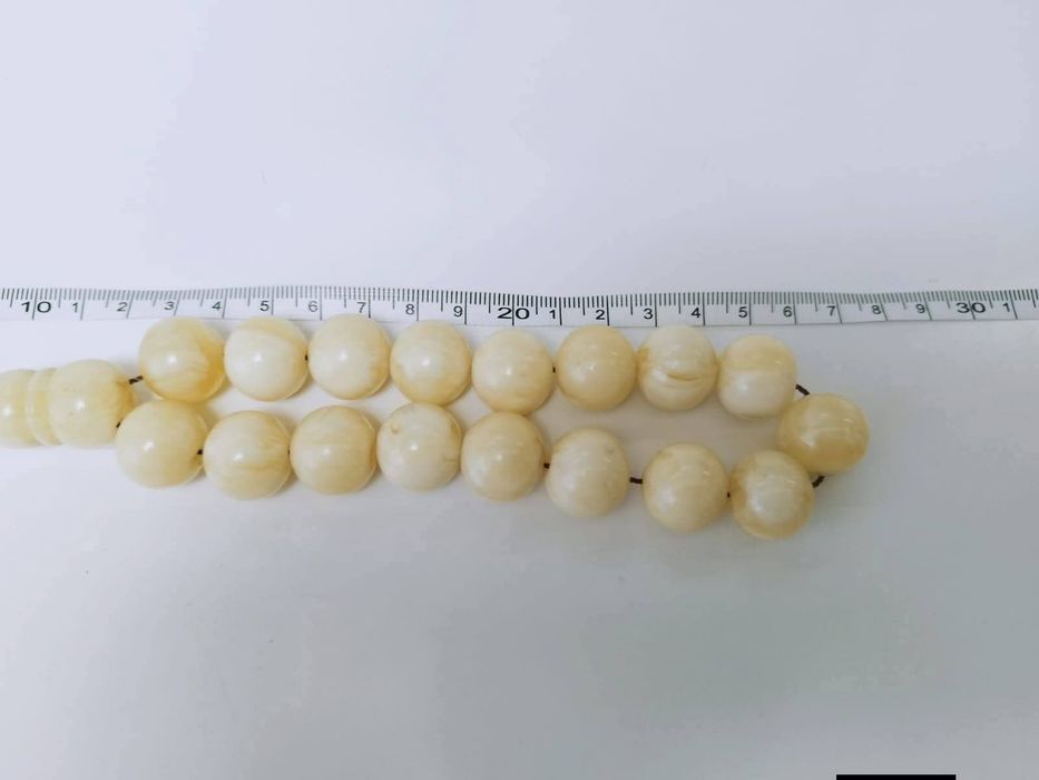 Vechi matanii rozariu din chihlimbar baltic alb butter amber natural, in stil maslina, rar