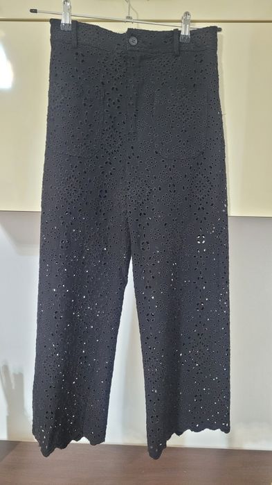 Pantaloni drepti cu broderie perforata de la Zara