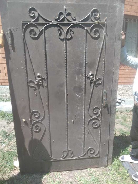 Продам входную металлическую дверь