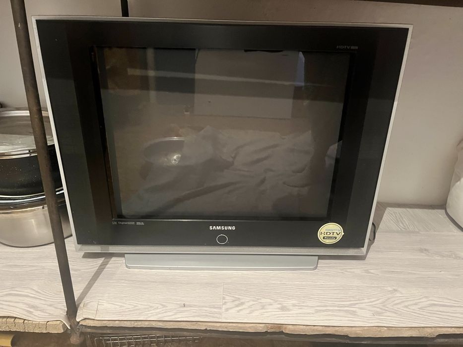 Телевизор жасап тұрған