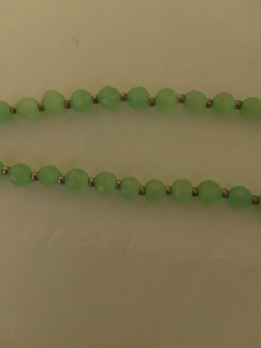 Бусы из полудрагоценных камней.Серебрянные цепочки.