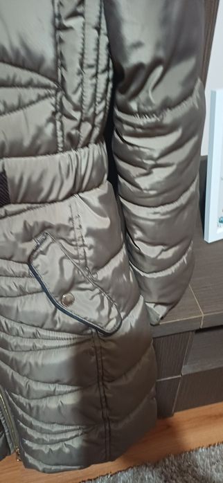 Vand geaca femei marimea M stare foarte buna culoare crem/ metalic