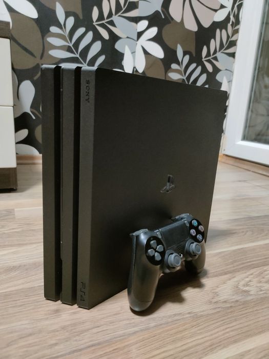 PlayStation 4 Pro 1TB + 4 игри + DualShock 4