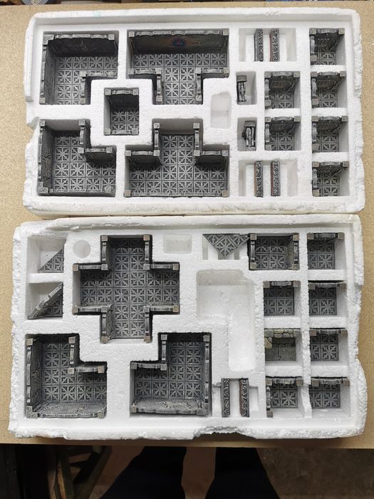 Teren miniaturi Dwarven Forge Den of Evil Room Set