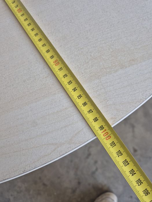 Кръгли маси с метални крака