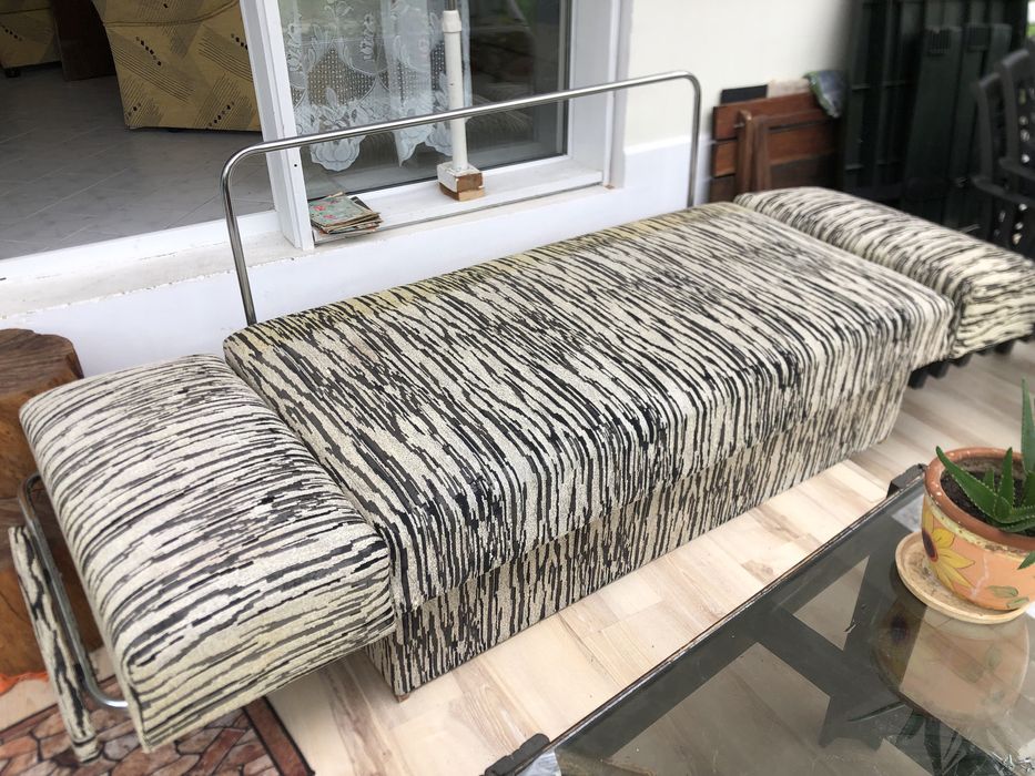 Малко разтегателно диванче