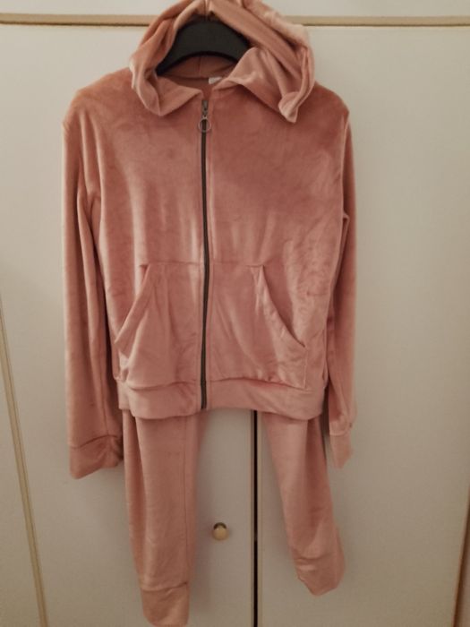 Vând treninguri noi