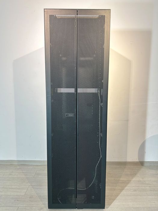 Rack Server IBM de Podea pe Roți, Dulap Cabinet Închis