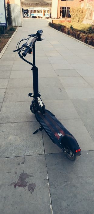 Продаю самакат khugo m4 в отличном состоянии работает отлично