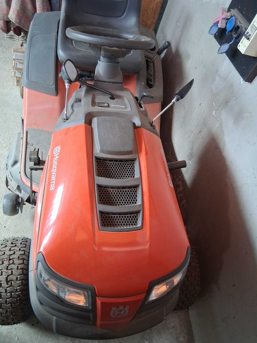 Tractoras tuns gazon Husqvarna