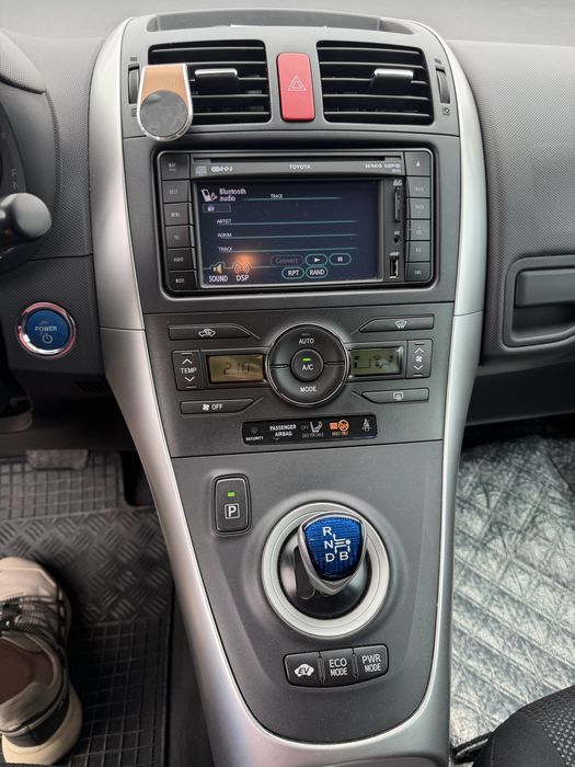 Vând Toyota Auris hibrid - 80000 km