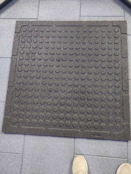 Професионална настилка за фирнес гумена гладка 
Не се рони 
Не мирише