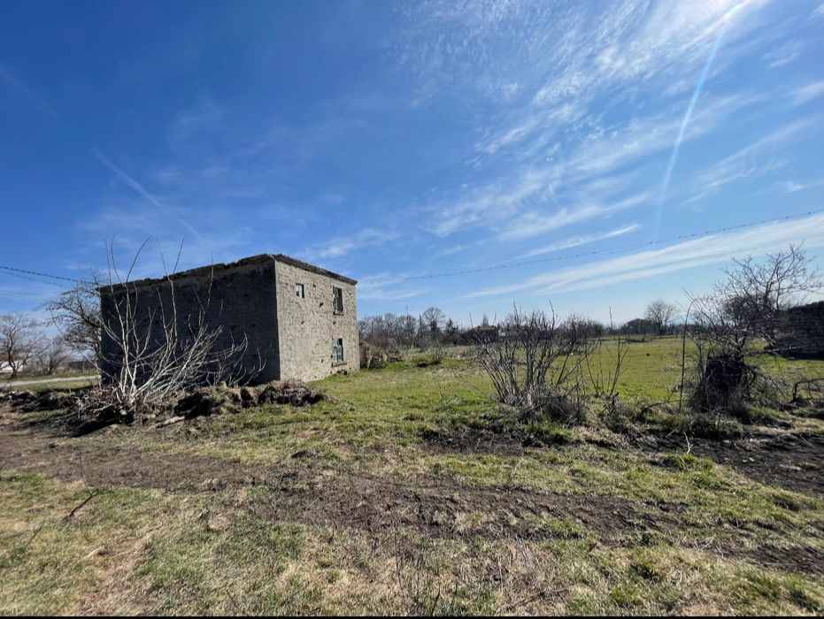 Къща с двор за ремонт с. Аврен