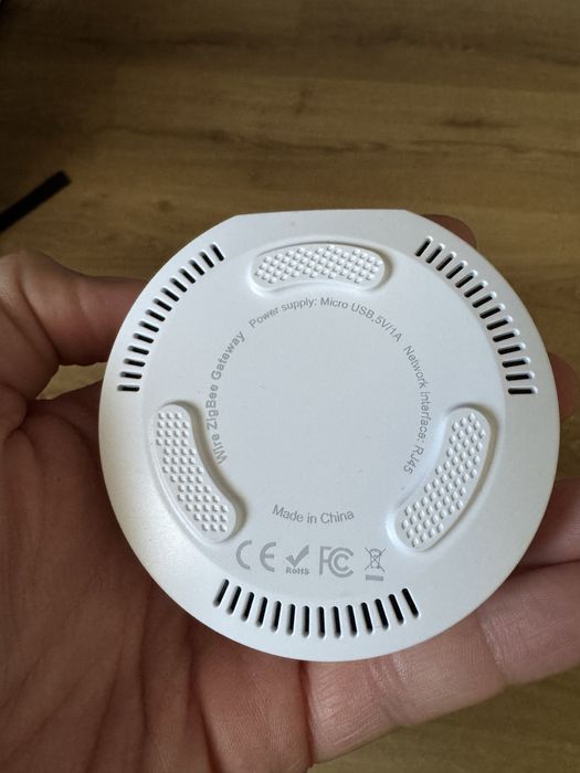 Vand diferiti senzori Zigbee + Hub
