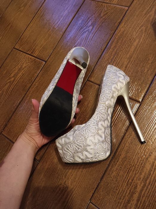 Обувки на висок ток