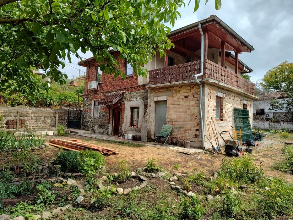 Собственикът продава еднофамилна къщата. На 18 км от гр. Приморско.