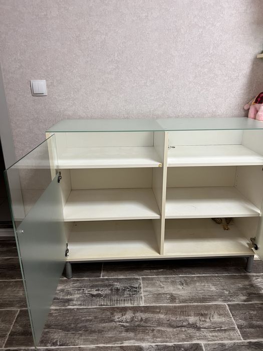 Продается стеклянная тумба-шкаф