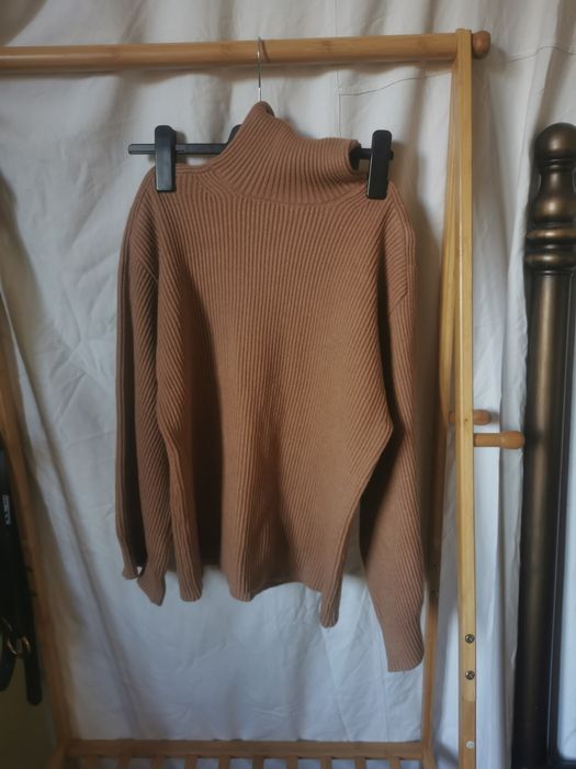 pulover Mango maro cu guler inalt si maneci clopot