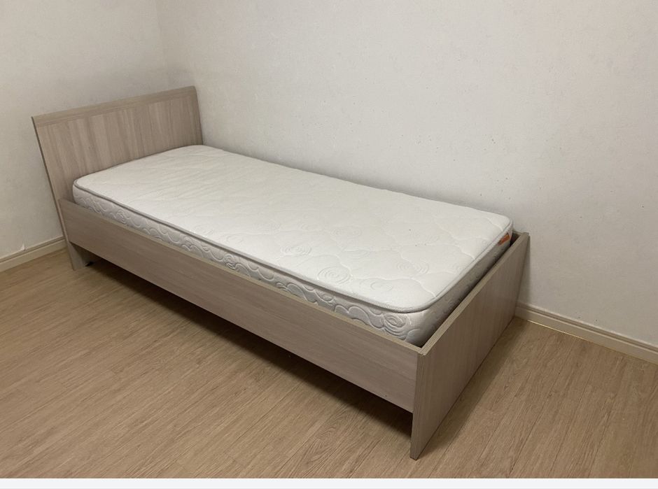 Кровать с матрасом