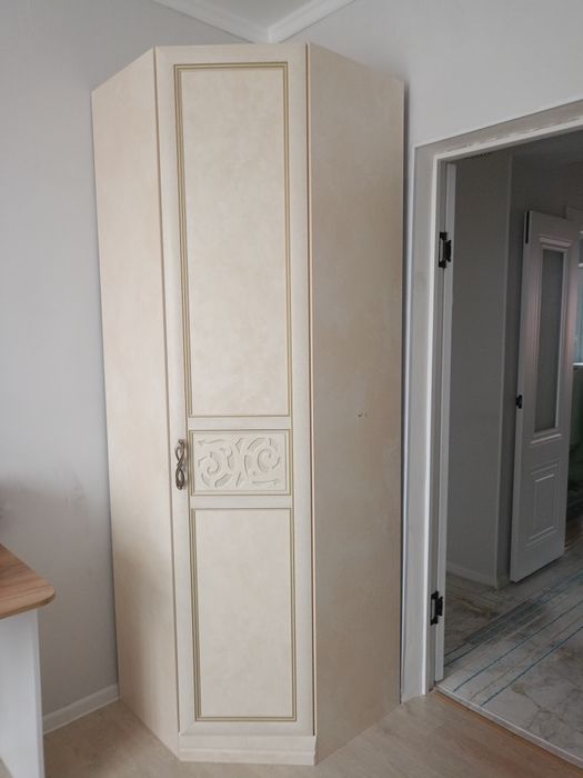 Бело бежевый шкаф, шифонер