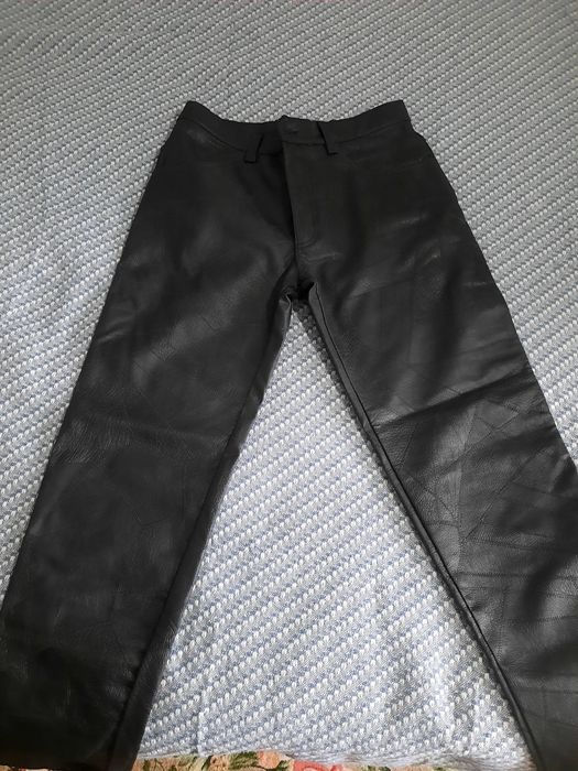 Брюки кожаные, мотоцикл.