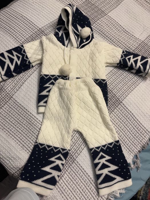 Детский вязонный костюм