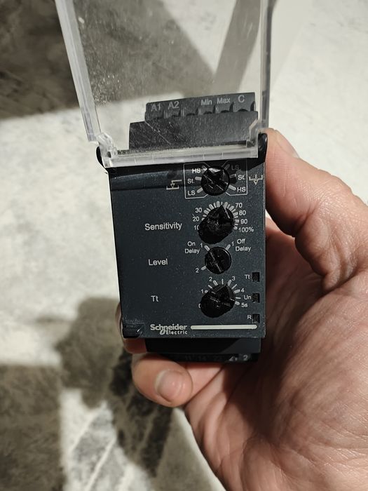 Releu de control pentru nivelul lichidului