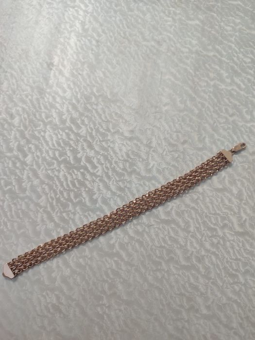 Золотой браслет красное