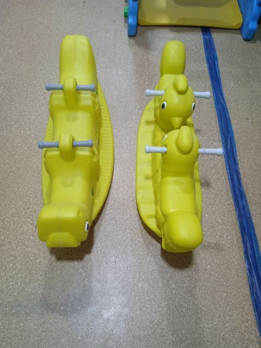 Детские качели из прочного пластика