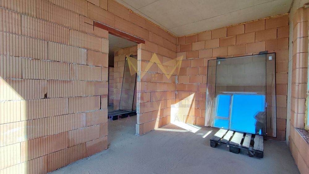 Продава се Тристаен апартамент в Варна, Победа - 83 кв.м за 1802 €/кв.м - Снимка #2