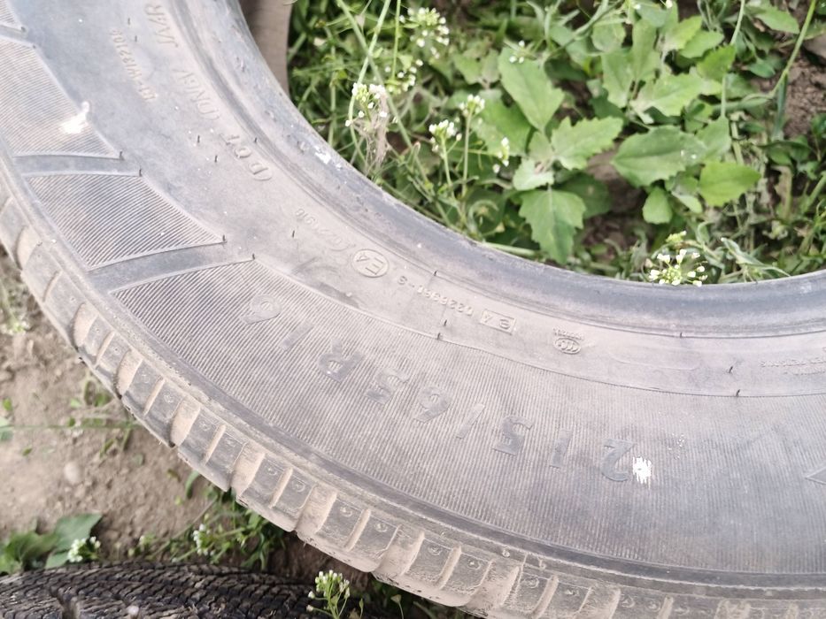 Cauciucuri.Tinute intr o încăpere (camera)