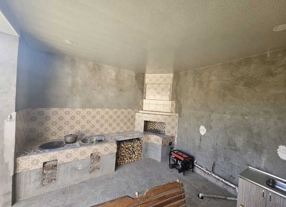 Кибрай тумани Узумзор маҳалласида  9,6 сотих 6 хонали уй сотилади.