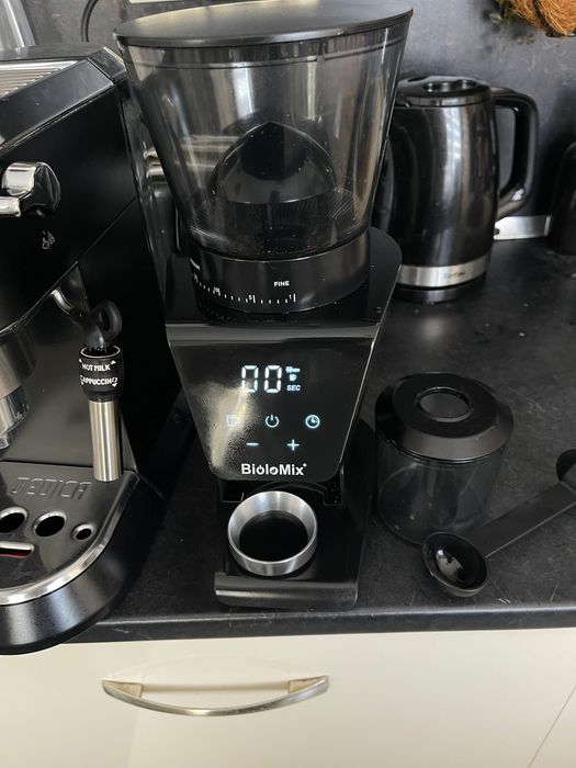Кафемашина Delonghi Dedica + Конусна кафемелачка