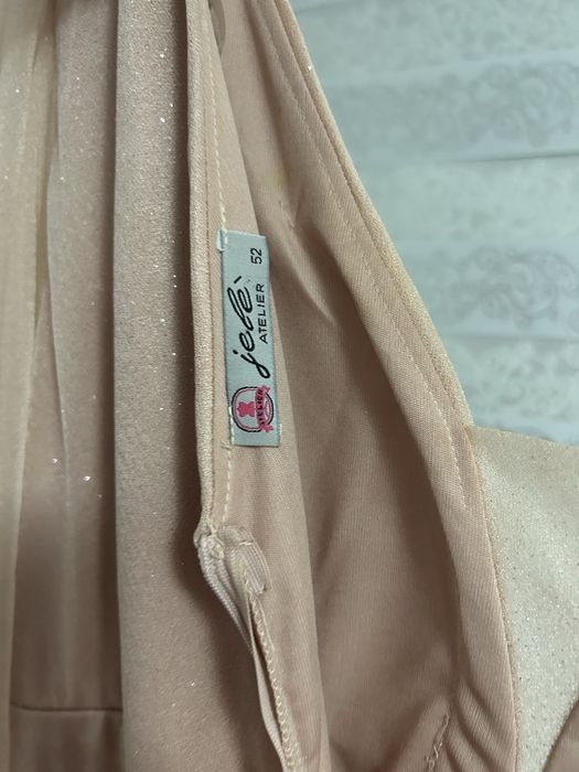 Официална дамска рокля с цепка – идеална за повод!