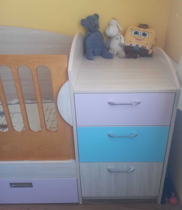 Стилна бебешка кошара + повивалник и шкафчета