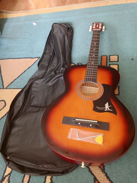 Классная гитара.