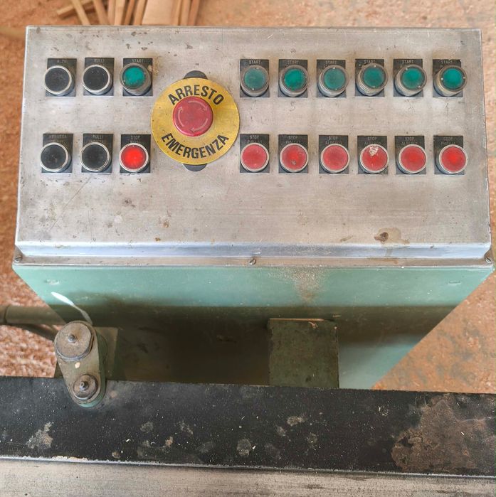 Четиристранно обработваща машина за дървопреработка