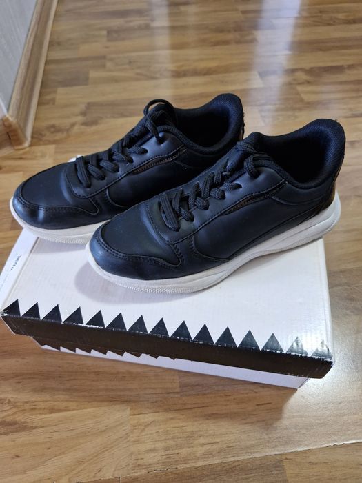 Продам кроссовки детские