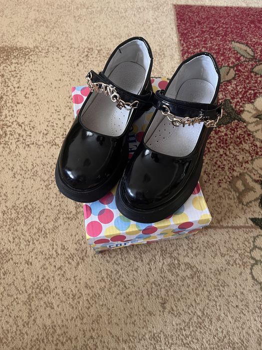 Продам обувь детскую