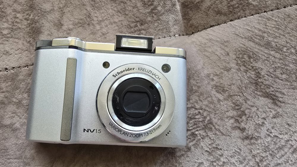 Фотоапарат Самсунг модел nv15  пълен комплект  и Никон L29