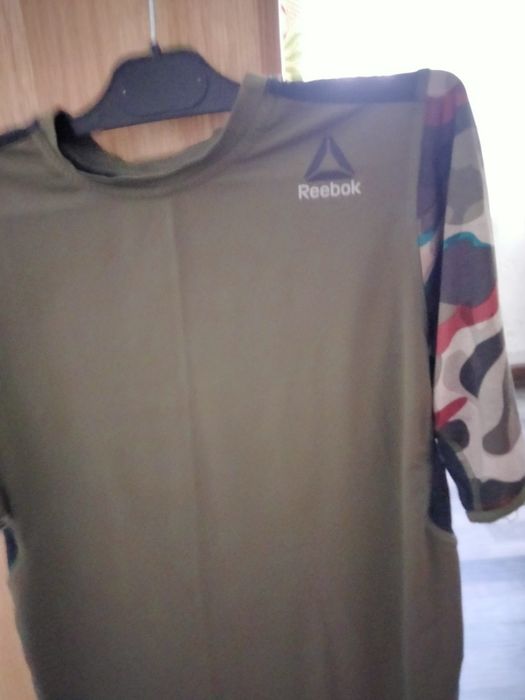 Pantaloni scurți și tricouri 2 buc la 50 lei.