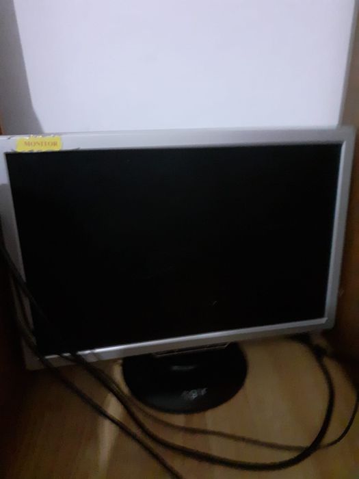 Vand monitoare compatibile cu cablu vga