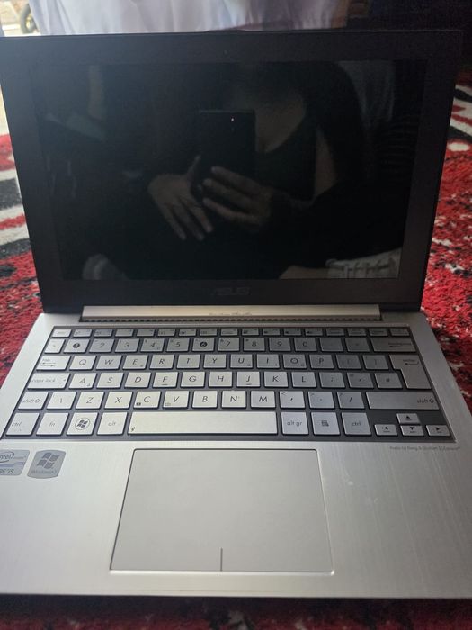 Laptop  merge doar in priza