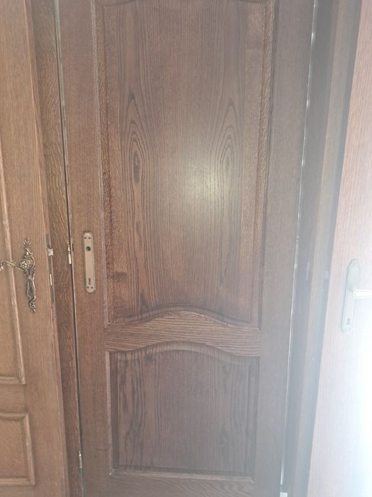 vând uși din lemn