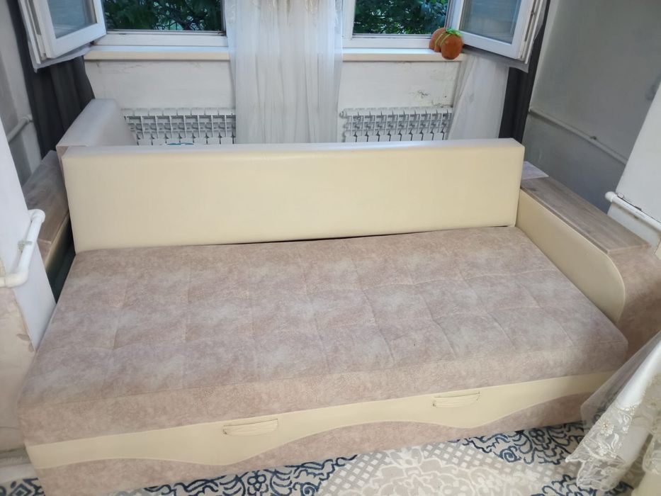 Белый диван хорошом состоянием